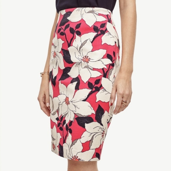 Ann Taylor Dresses & Skirts - Ann Taylor Hibiscus Floral Lined Pencil Skirt